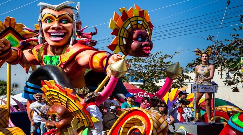 Este año la coreógrafa barranquillera Gloria Peña fue la gran homenajeada del tradicional desfile, figura principal de la programación oficial del Carnaval de Barranquilla desde el 2003.