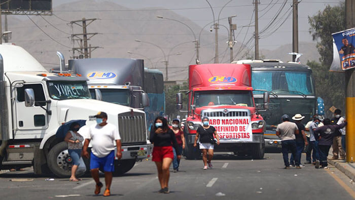 Camioneros peruanos bloquearon varias carreteras en protestas por el alza en l precio del combustible.