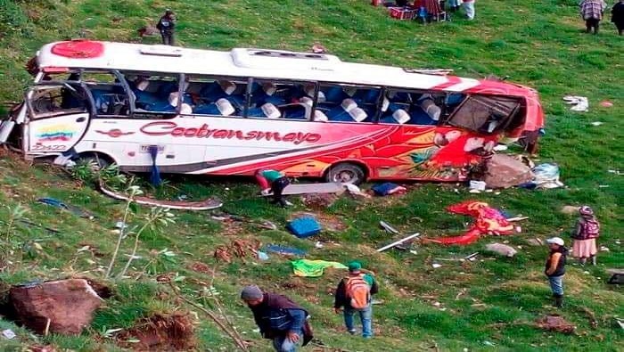 Según las autoridades, el autobús volcada en Putumayo transportaba cerca de 40 personas.