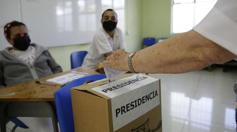 Costarricenses votan en comicios para elegir nuevo presidente