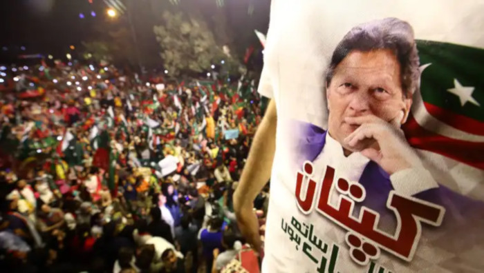 Multitudinarias protestas estallaron en diferentes ciudades de Pakistán el domingo contra la destitución  el ex primer ministro Imran Khan.