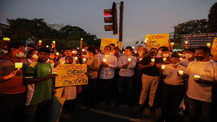 Miles de personas marchan contra el Gobierno de Sri Lanka  por mal manejo de la crisis económica.