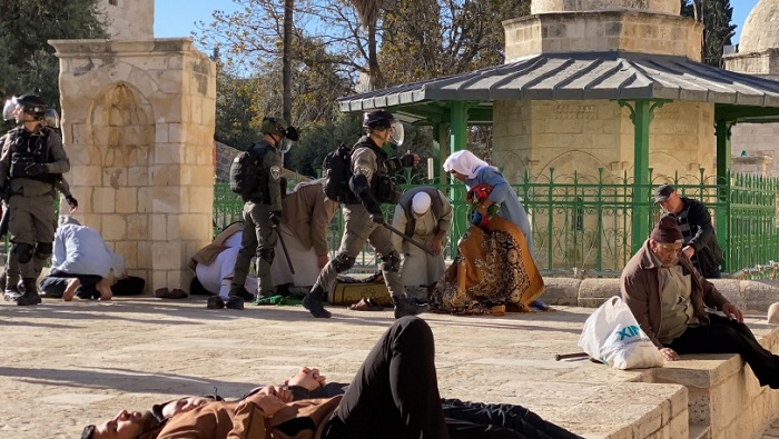 Más de 150 heridos y 450 detenidos fue el resultado del asalto de las fuerzas militares israelíes a la mezquita de Al-Aqsa.
