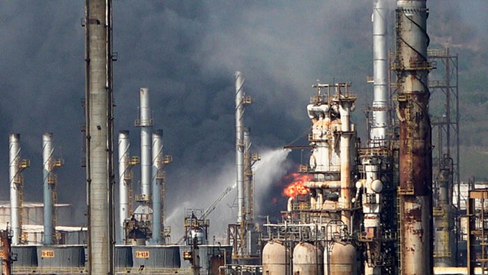 Las labores para apagar el fuego en la refinería de Salinas Cruz se extendieron por más de 24 horas.