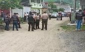 Policías de Esmeraldas registran la viviendo donde ocurrieron los asesinatos para dar inicio a las investigaciones del hecho criminal.
