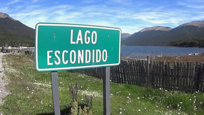 En febrero pasado, un grupo de manifestantes en la marcha por la soberanía del lago Escondido vio obstaculizado su intento por llegar al sitio.