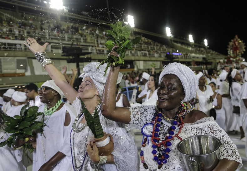 Grupos carnavalescos y religiosos participaron hace dos semanas en la ceremonia de lavado del Sambódromo, sede de los desfiles de las escuelas de samba de Río de Janeiro.