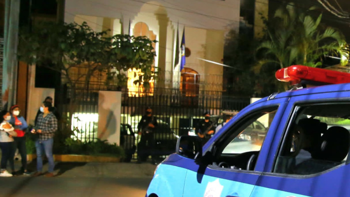 Tras el anuncio de expulsión, el Gobierno envió resguardo policial al inmueble donde la OEA tenía sus oficinas en Managua.