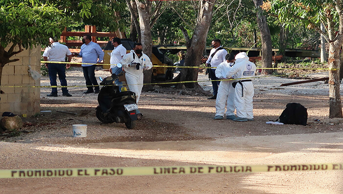 Funcionarios de seguridad de Chihuahua recogen las evidencias del tiroteo registrado el domingo pasado.