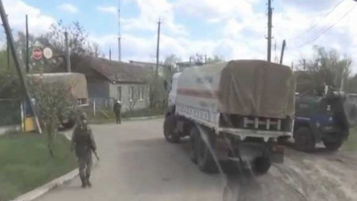 “La ayuda humanitaria, cargada por camiones, acompañada por la policía militar rusa y con la ayuda del personal de emergencia ruso, fue transferida a los residentes de la ciudad de Izyum”,  detalló.