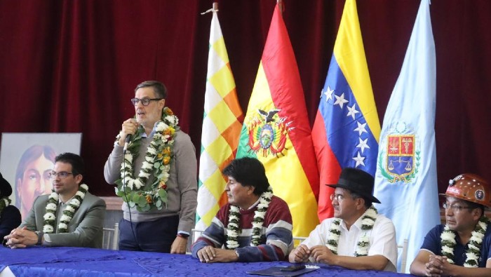 El canciller venezolano participó de un encuentro en Cochabamba con el expresidente Evo Morales y miembros de organizaciones sociales bolivianas.