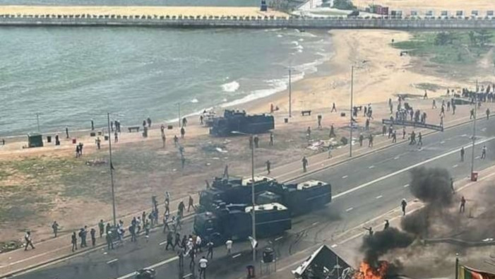 Las protestas en Sri Lanka han sido pacíficas en general, excepto por la acción policial, pero en los últimas días la represión oficial es más violenta, reportan grupos sociales..