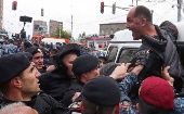 La policía arresta a varios manifestantes del movimiento Resistencia que bloqueaban las calles de Ereván en la protesta contra el Gobierno.