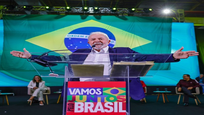 En la situación de segunda vuelta el expresidente de Brasil, Lula da Silva sigue liderando la encuesta.