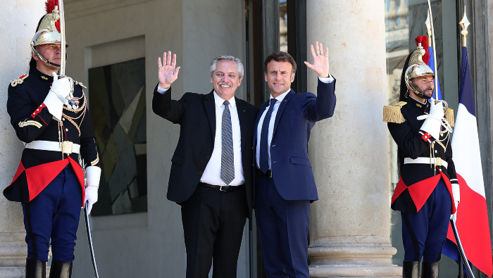 Fernández felicitó a Macron por su victoria en las últimas elecciones, la cual “ha traído tranquilidad al mundo”.