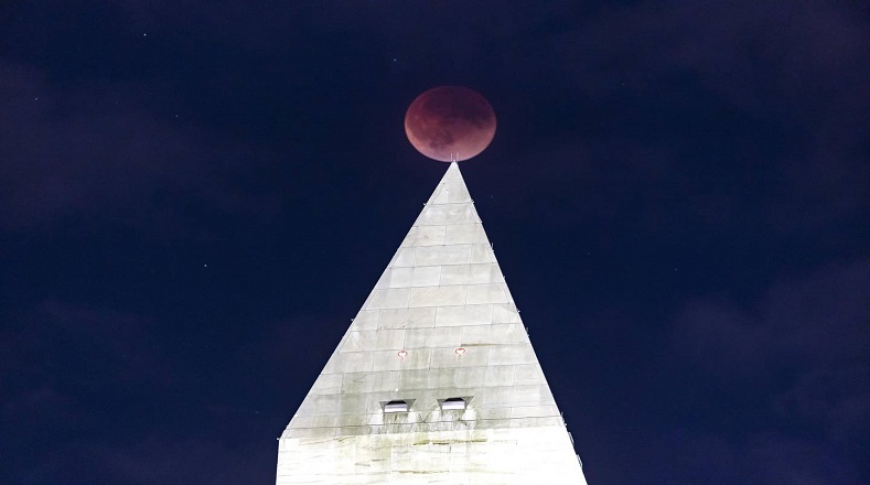 Sin embargo, la Luna de Sange, fue visible solo por unos instantes sobre el Monumento a Washington en Estados Unidos; ya que los cielos nublados oscurecieron el eclipse durante su duración.