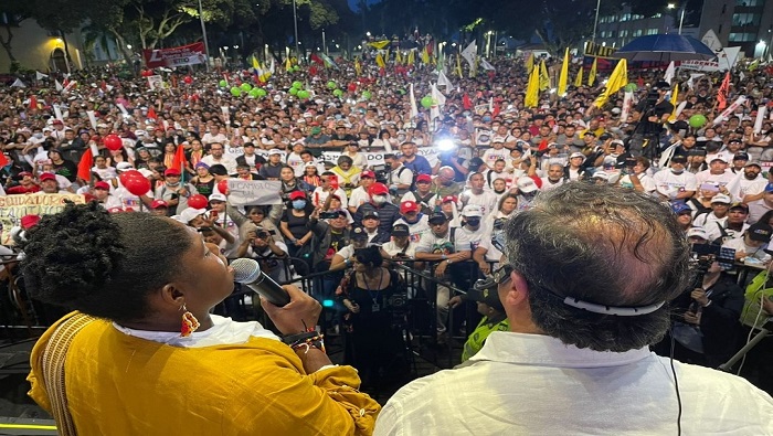 Ante miles de seguidores, Petro advirtió que el sector corrupto que gobierna Colombia ansía desatar un estallido social violento como excusa para suspender las presidenciales.