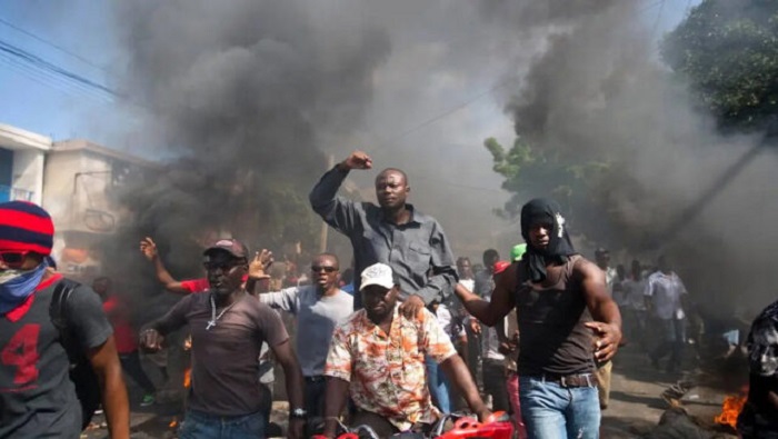 Los manifestantes colocaron barricadas en una zona cercana al centro de Puerto Príncipe y bloquearon el tráfico de la avenida John Brown.