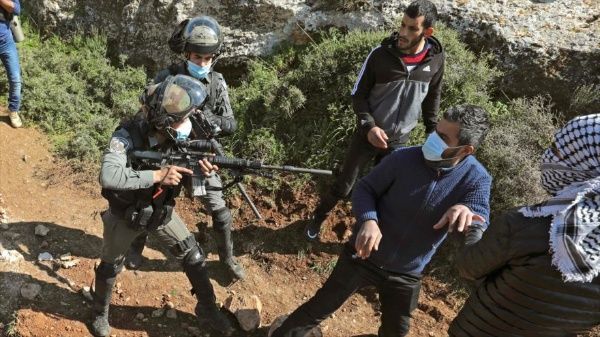 Los uniformados sionistas actúan bajo total impunidad en sus actos represivos y violatorios de Derechos Humanos.