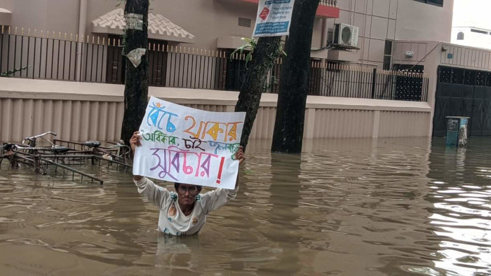 En Bangladés, alrededor de dos millones de personas han quedado aisladas por las peores inundaciones en el noreste del país durante casi dos décadas.