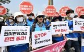 Con pancartas que decían: "No a los ejércitos militares", cientos de surcoranos se manifestaron contra la presencia del pdte. Joe Biden en Seúl.