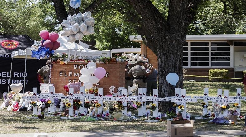 Con flores, peluches y mensajes de despedida, los presentes realizaron una vigilia por la memoria de los 21 fallecidos tras el hecho criminal acontecido en las instalaciones del colegio. 