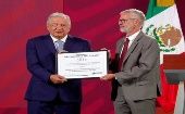El Premio del Día Mundial sin Tabaco que recibió López Obrador reconoce a países, personas y organizaciones con acciones decididas contra el tabaquismo.