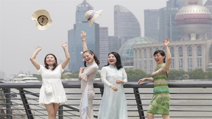 Jóvenes chinas celebran el fin de las restricciones anticovid instrumentadas durante dos meses en Shanghai para controlar la trasmisión comunitaria de la Covid-19.