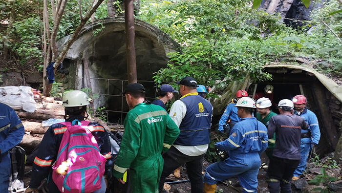 Alrededor de 50 socorristas participan en las labores para rescatar a los 14 mineros atrapados en un amina de carbón.