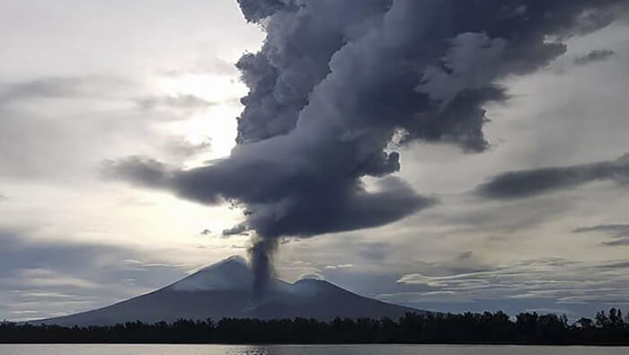 El departamento de gestión de riesgos geológicos del país insular indicó que el volcán Ulawun emitió nubes de ceniza durante 15 minutos.