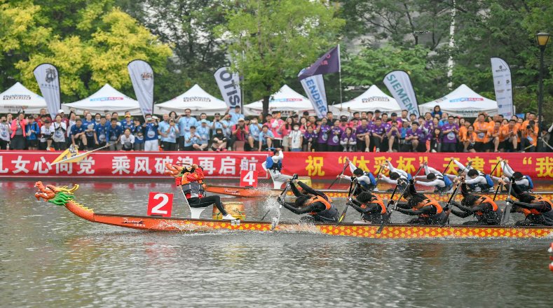 El director del salón conmemorativo de Qu Yuan en la ciudad de Miluo, Luo Haobo, expresó que las carreras de botes dragón se han convertido en uno de los festivales chinos más importantes.