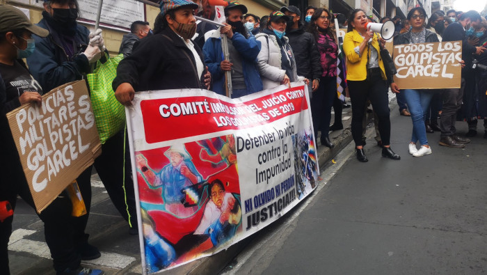 Familiares de víctimas del golpe de Estado de 2019 se instalaron en una vigilia a las afueras del Tribunal para exigir justicia.