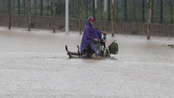 El organismo de Control de Inundaciones y Lucha contra la Sequía de Hunan señaló que las persistentes lluvias y las inundaciones han obligado a evacuar a 286.000 personas.
