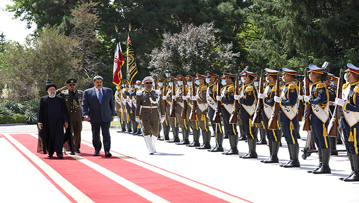 El presidente Maduro camina junto al presidente de la República Islámica de Irán, Seyyed Ebrahim Raisi.
