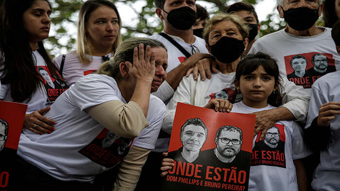 Activistas brasileros exigen la aparición con vida del periodista británico y el defensor indígena Bruno Pereira.