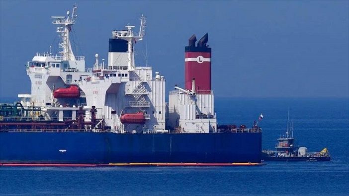 El buque cisterna de bandera iraní y su tripulación permanecían retenidos frente al puerto de Karystos, en la isla griega de Eubea.