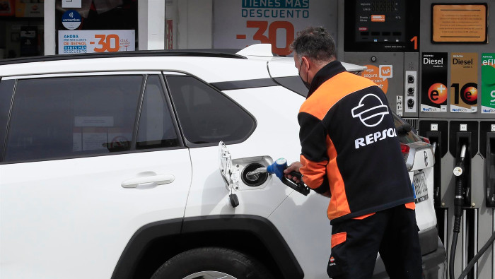 Los incrementos de precio de los combustibles en España superan la capacidad de respuesta dentro de la bonificación del Gobierno, la cual se concibió en 20 céntimos por litro.