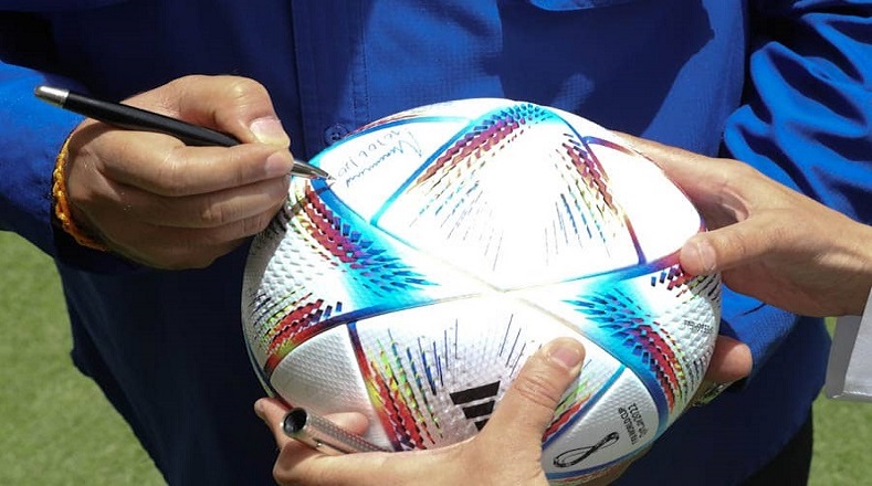 Durante su recorrido, el mandatario rubricó  el balón denominado el Al Rihla, el cual será el oficial del evento deportivo y que significa en español “el viaje”.