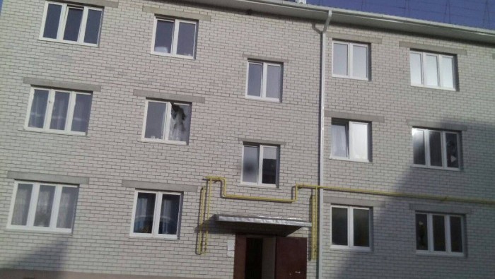 Según el gobernador local, Alexánder Bogomaz, se dañó el acristalamiento de los marcos de las ventanas de dos edificios de apartamentos de tres plantas.