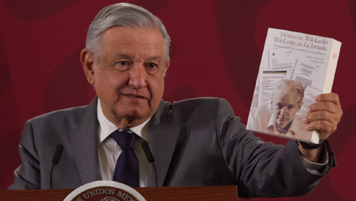 El presidente López Obrador explicó que en caso de que se resuelva liberar a Assange, a quien se le imputan 18 cargos criminales, “México le abre las puertas”.
