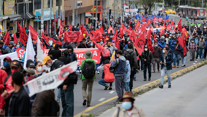 Las protestas han tenido lugar en diversos territorios de la nación ecuatoriana, en donde la policía han estado reprimiendo a los manifestantes.