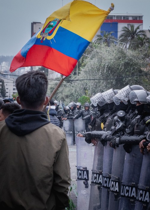 Cientos de manifestantes denunciaron un ataque con bombas lacrimógenas dentro de la Universidad Central en Quito, mientras conmemoraban el Inti Raymi.