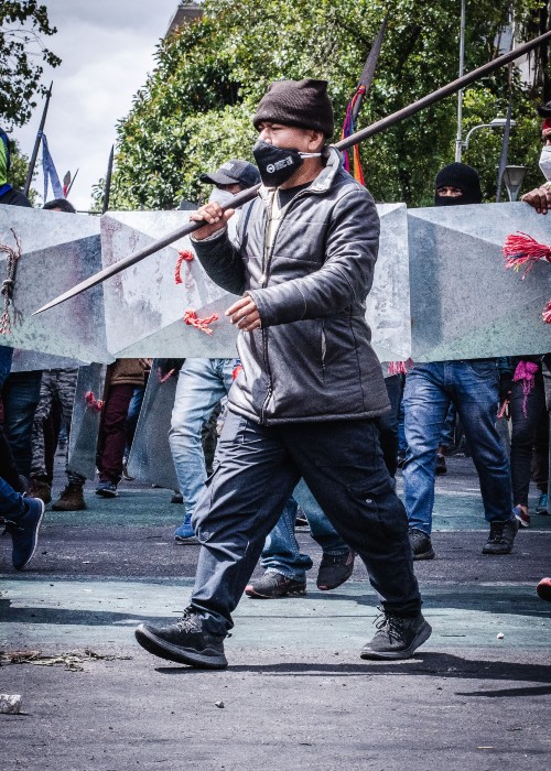 Las protestas pacíficas han tenido lugar en diversos territorios de la nación ecuatoriana, en donde la policía han reprimido a los manifestantes con gases lacrimógenos, disparos, bombas y cartuchos.