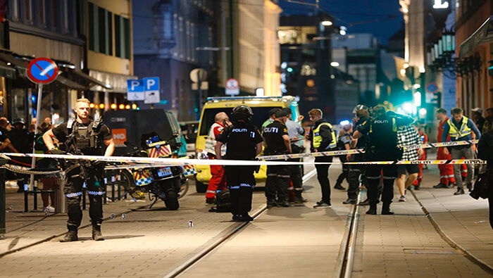 Policías de Oslo rodean el sitió donde se cometió la balacera que dejó al menos dos muertos.