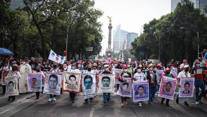 El domingo unas 250 personas, familiares de los desapareicos marcharon en la Ciudad de México para demandar respuestas y advertir que los familiares seguirán buscando y presionando.