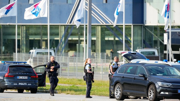El inspector jefe de la policía de Copenahgue, Søren Thomassen, señaló que detuvieron a un danés de 22 años relacionado con el tiroteo.