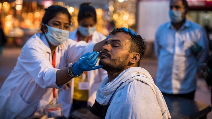 El  Ministerio de Salud y Bienestar de la India exhortó a la población a completar el esquema de vacunación contra la  Covid-19 para evitar un próximo rebrote de contagios por la enfermedad.