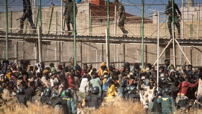 Unos 2.000 migrantes africanos se abalanzaron sobre la valla fronteriza entre Marruecos y Melilla.