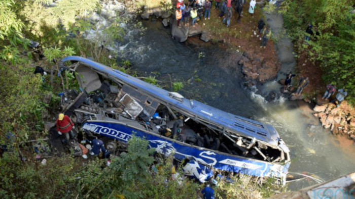 El autobús perteneciente a los servicios de la Costa Moderna perdió el control al caer al río en la carretera Meru - Mombasa.