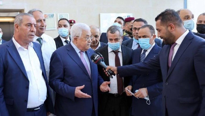 El presidente Abbas estuvo acompañado por el secretario del Comité Ejecutivo de la Organización para la Liberación, Hussein Al-Sheikh.